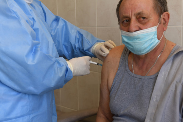 Елена Пчелова: сделать прививку проще и безопаснее, чем болеть ковидом 