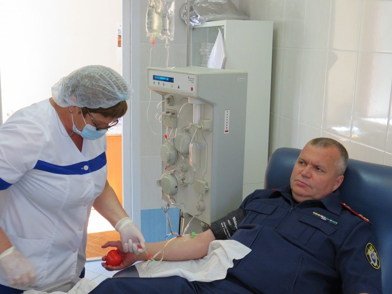 Руководитель смоленского следкома сдал плазму крови для помощи больным COVID-19