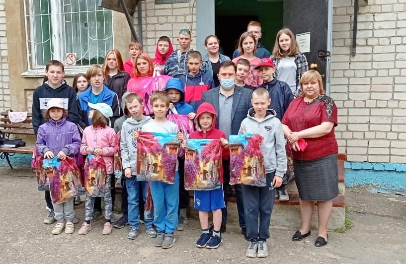 Депутаты горсовета поздравили многодетные семьи Смоленска