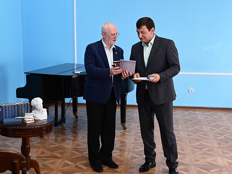 Игорь Ляхов награжден медалью имени Ивана Бунина