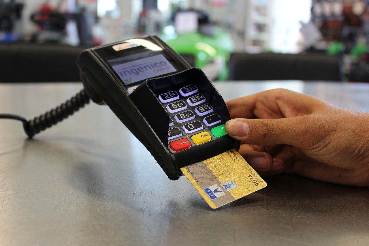 В Смоленске подросток нашел банковскую карту и отправился по магазинам