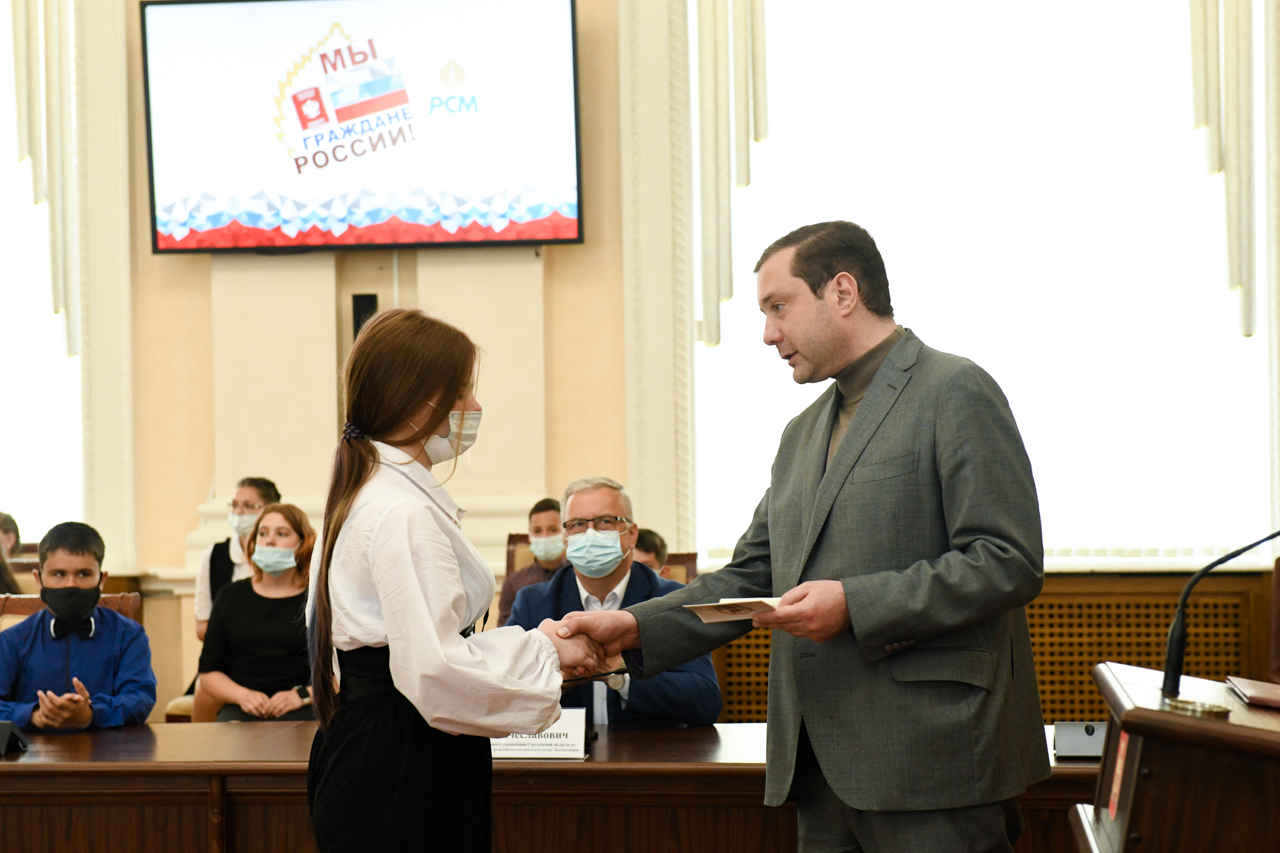 Алексей Островский вручил смоленским школьникам их первые паспорта