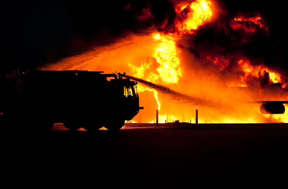 В Смоленской области сгорели два гаража и автомобиль