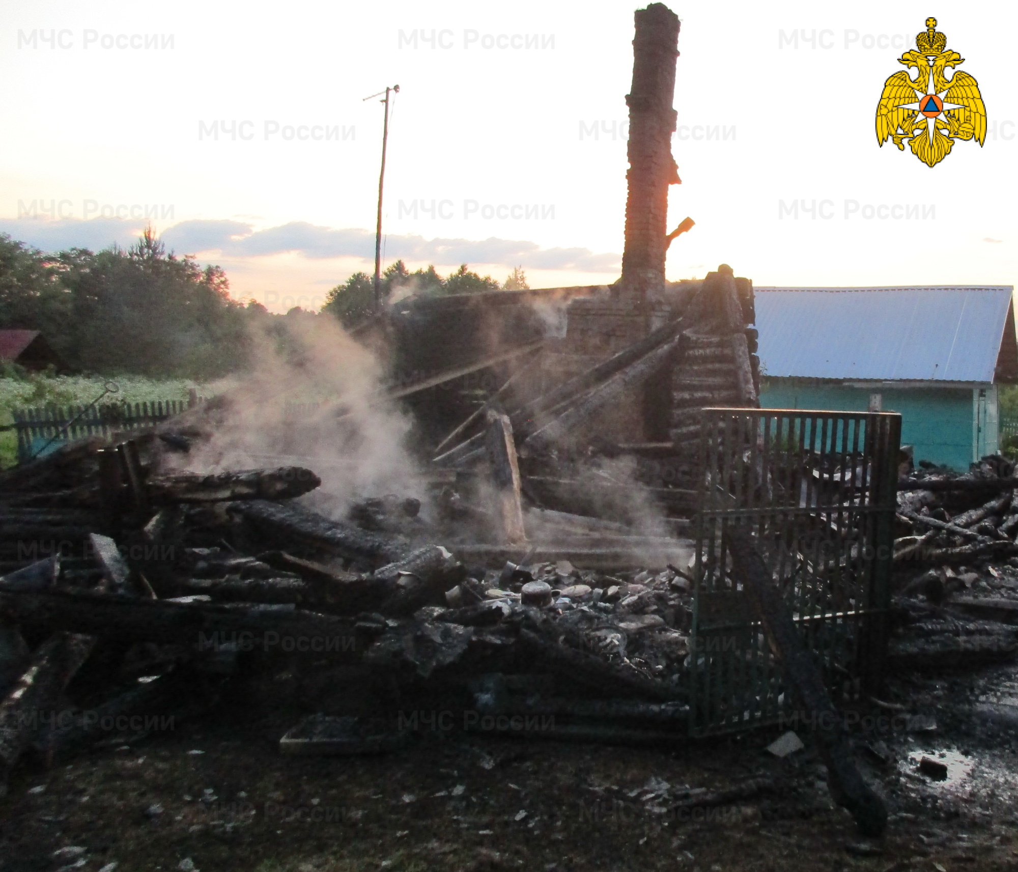 Дом в Краснинском районе сгорел дотла