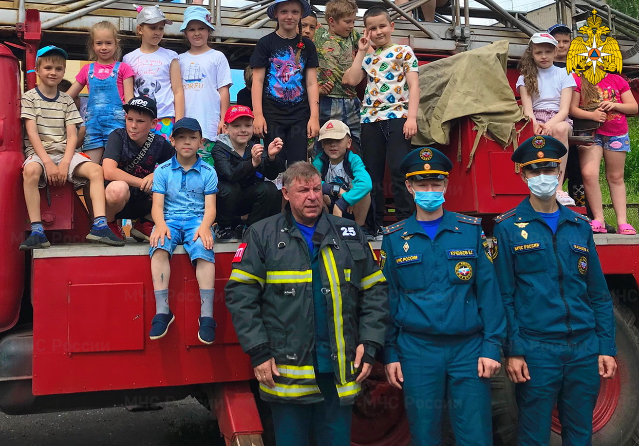 Дорогобужские пожарные провели занятия с детьми прямо на школьной площадке