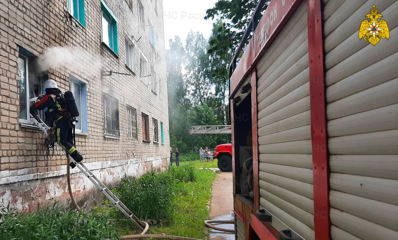 Смоленские пожарные спасли двух человек из «дымовой ловушки»