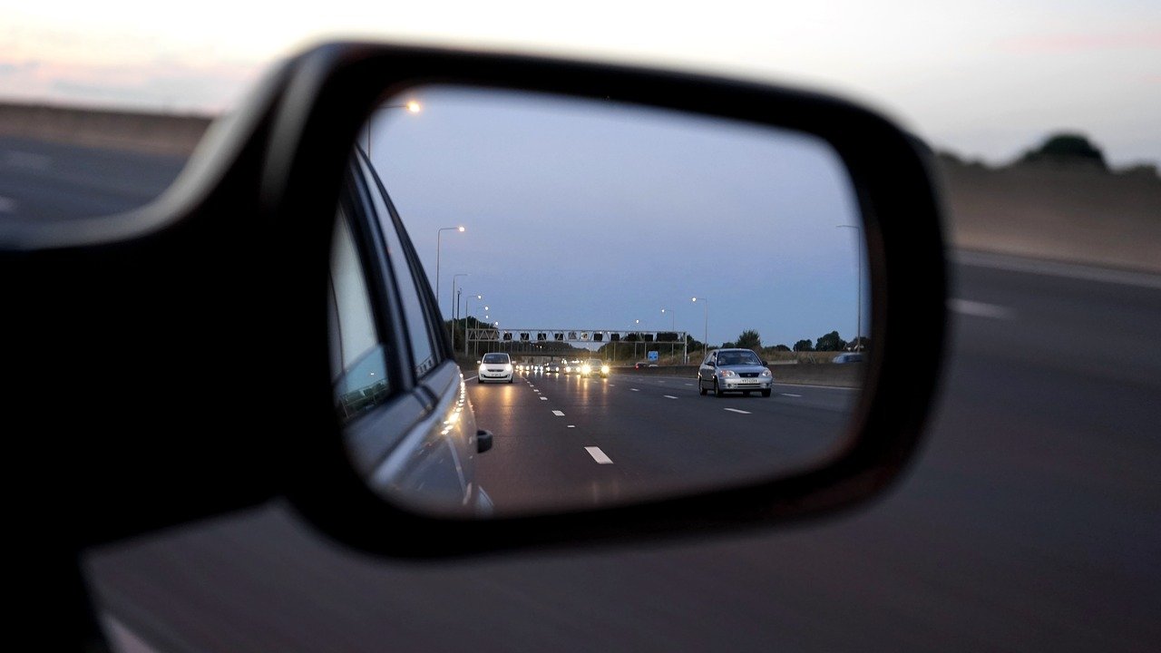 В Смоленске мужчина украл автомобильные зеркала с неисправного автомобиля