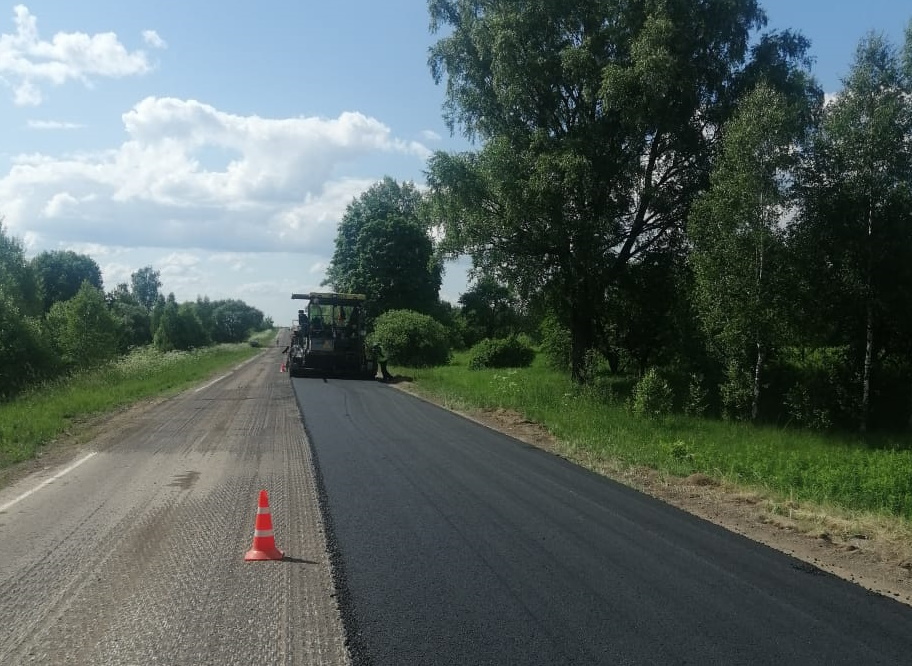 Смоленскавтодор ремонтирует два участка дороги в Смоленском районе