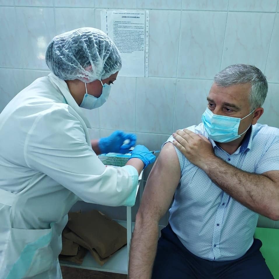 В Смоленске члены администрации Ленинского района сделали прививку от COVID-19
