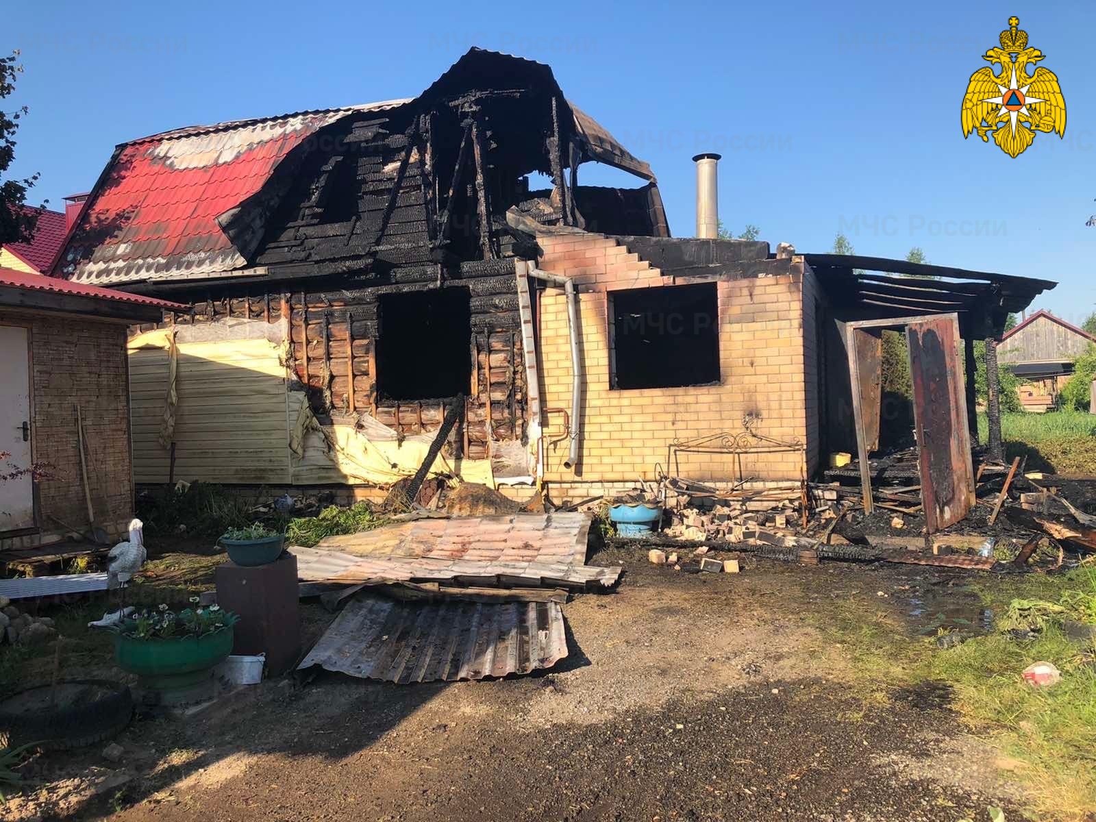 В Смоленском районе при пожаре в доме пострадала женщина