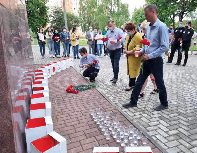 Председатель и депутаты Смоленского городского Совета приняли участие в акции «Свеча памяти»