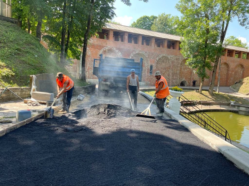 В Смоленске в Лопатинском саду ремонтируют пешеходные дорожки