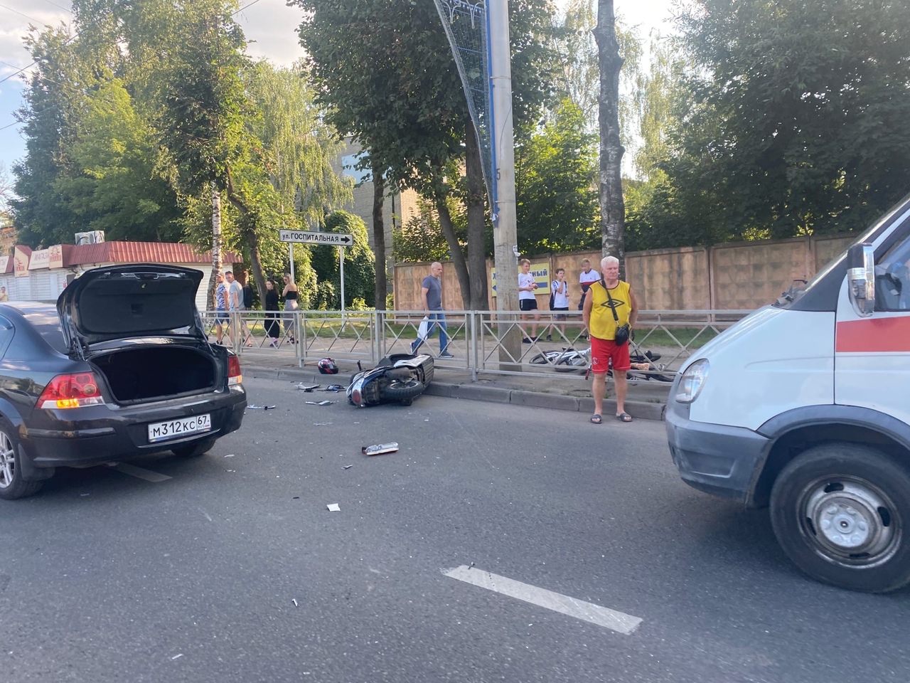 На улице Фрунзе в Смоленске столкнулись скутер и «Опель»