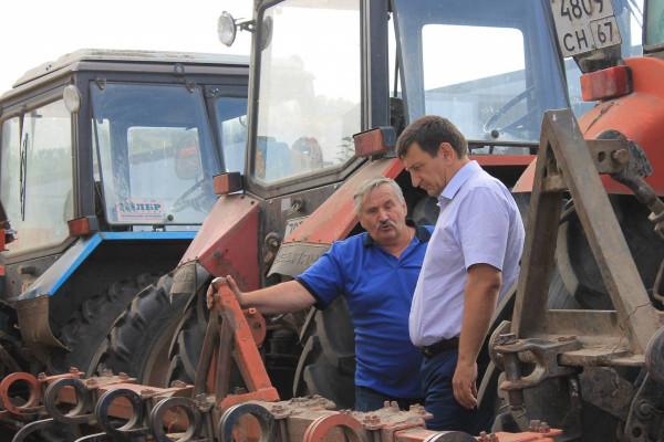 Игорь Ляхов обсудил проблемы со смоленским фермером