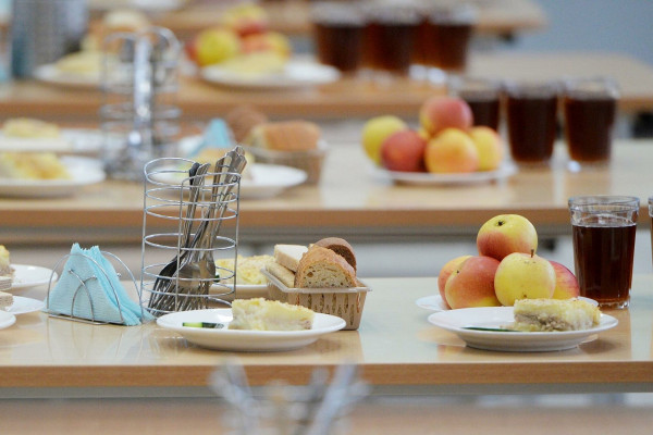 Смоленские школьники смогут оценивать обеды с помощью QR-кода