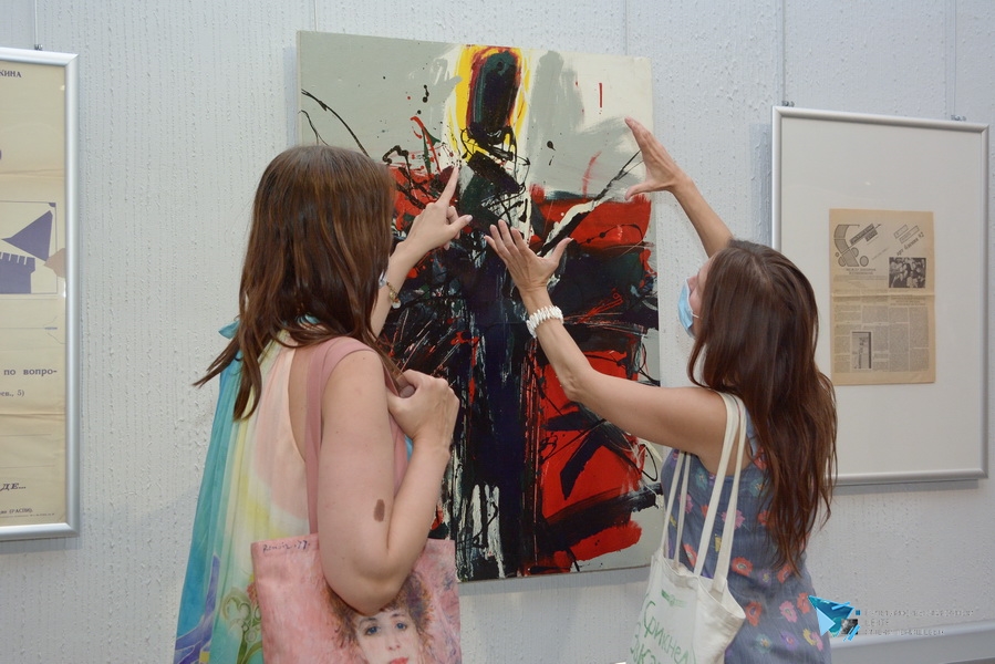 В Смоленске открылась выставка современного искусства «Край съест центр»