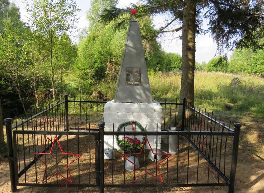 В Ярцевском районе «Доброхоты» благоустроили братскую могилу