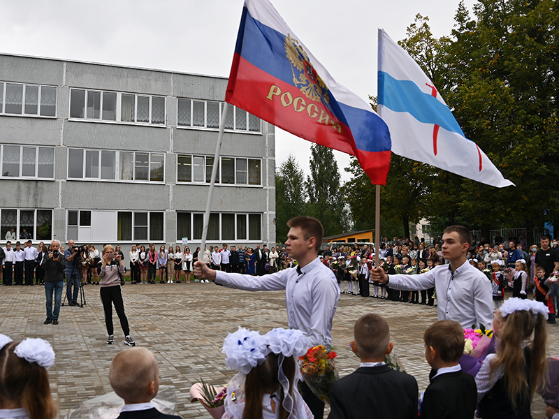 Игорь Ляхов поздравил учеников Кардымовской школы с Днем знаний