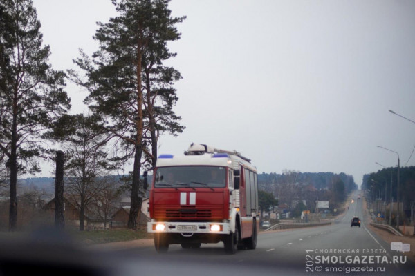 Жители Ярцевского района самостоятельно справились с пожаром в пристройке