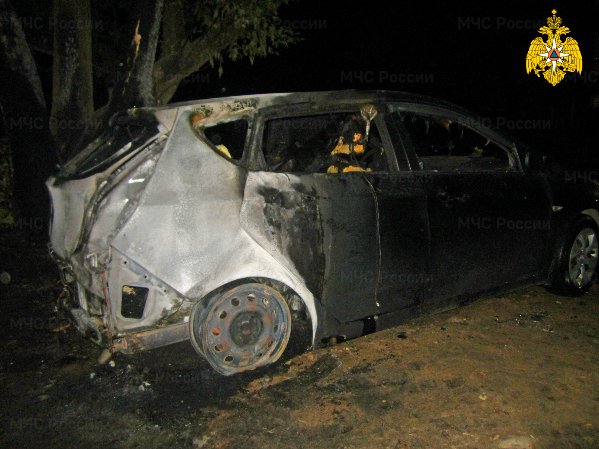 В Сафонове ночью загорелся припаркованный автомобиль