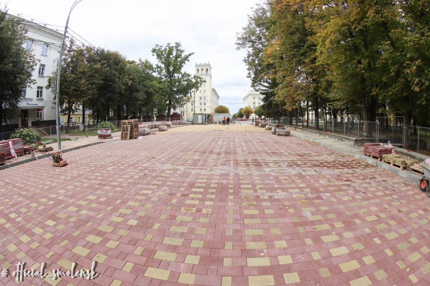 В Смоленске на улице Октябрьской революции ведутся активные ремонтные работы