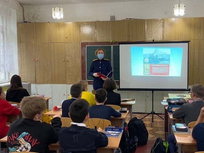В Смоленске члены поискового отряда «Следопыт» провели урок мужества в школе