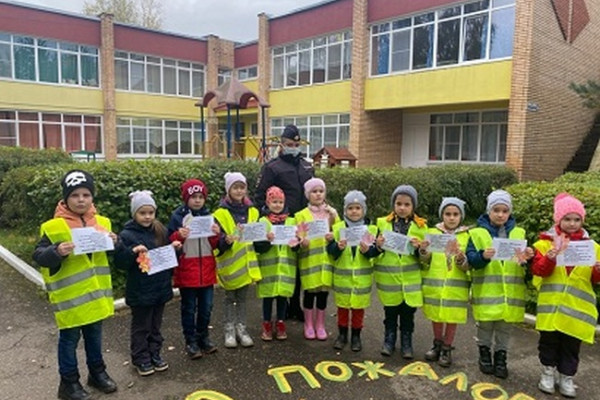 В Гагарине сотрудники ГИБДД и дошкольники провели акцию «Письмо водителю»