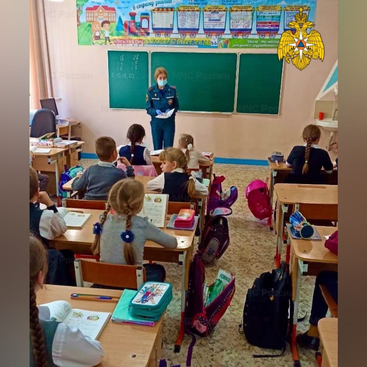 Сотрудники МЧС России провели открытые уроки в смоленских школах 