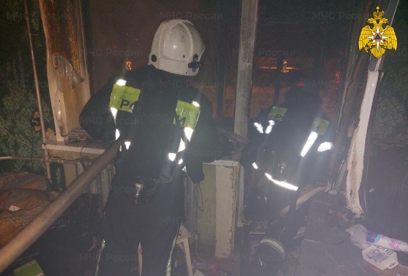 В Сафонове сотрудники МЧС спасли людей из горящей квартиры