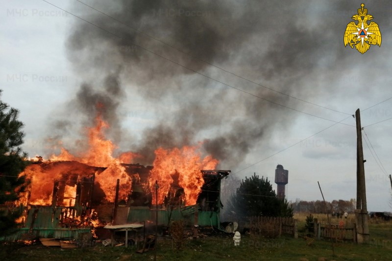 В Дорогобужском районе сгорели дачный дом, гараж и автомобиль