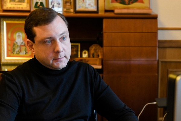 Алексей Островский поручил передать медикам дополнительные машины из автопарка администрации