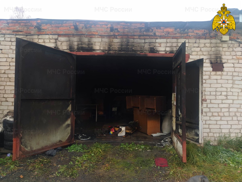 В Сафонове спасатели оперативно ликвидировали пожар в гаражах