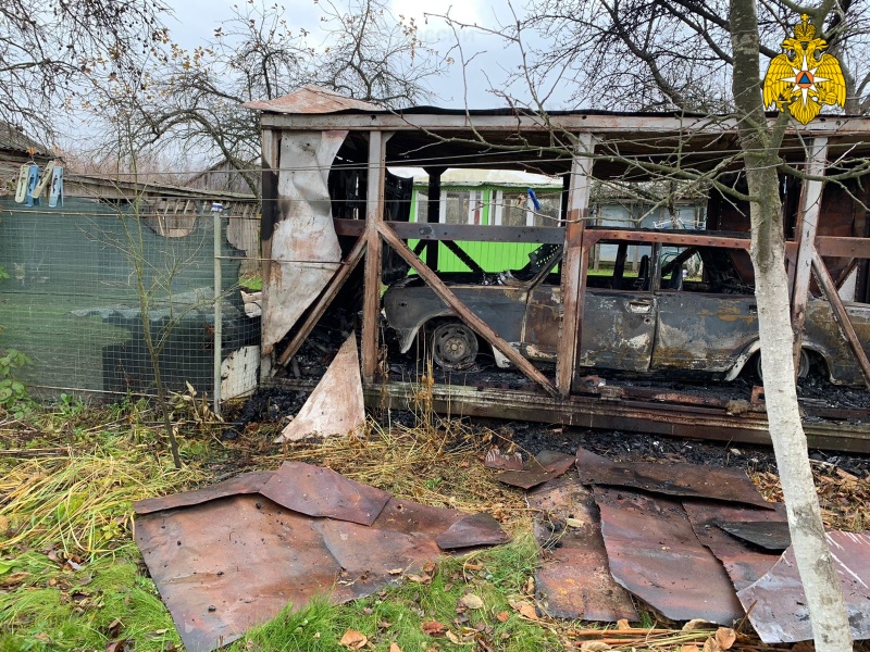 В деревне Богдановщина Сафоновского района ВАЗ сгорел вместе с гаражом
