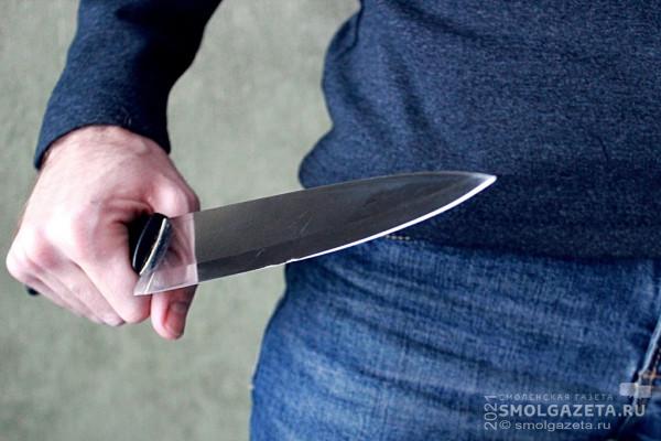 В Смоленске в ходе ссоры мужчина несколько раз ударил ножом знакомого