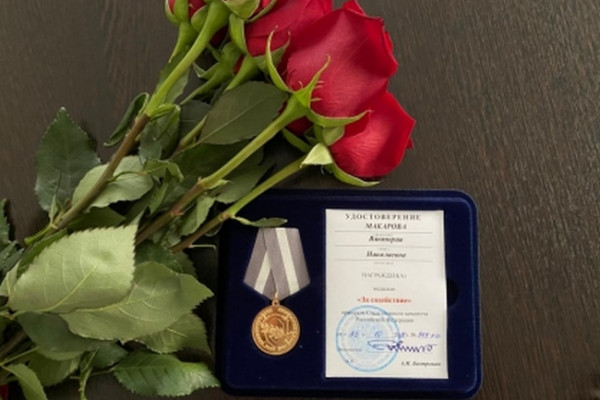 Руководитель смоленского следкома вручил ведомственную медаль Виктории Макаровой