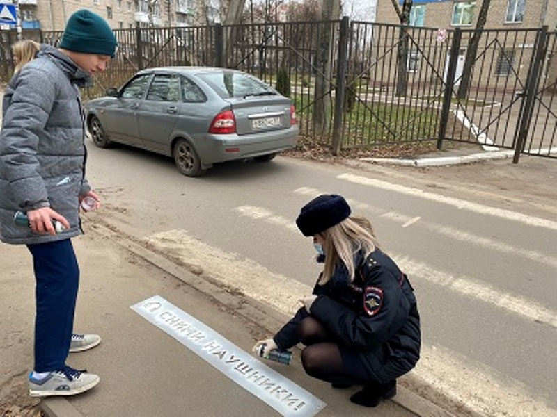 В Смоленске перед пешеходными переходами появились трафареты безопасности 
