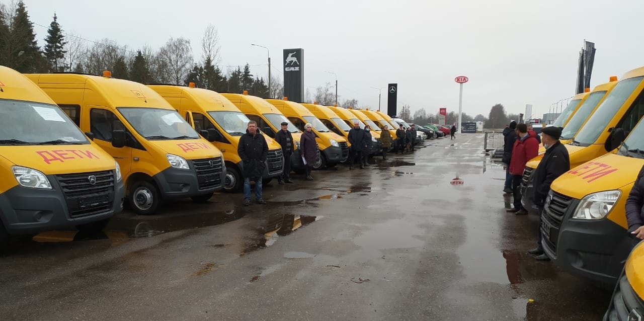 На Смоленщине областной школьный автопарк пополнился 16 новыми автобусами 