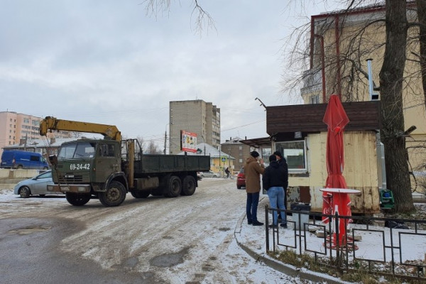 В Смоленске продолжают демонтировать незаконно установленные павильоны