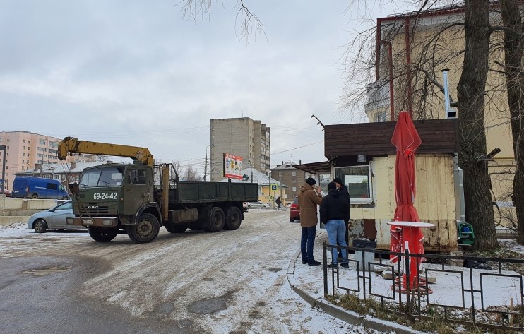 В Смоленске продолжают демонтировать незаконно установленные павильоны