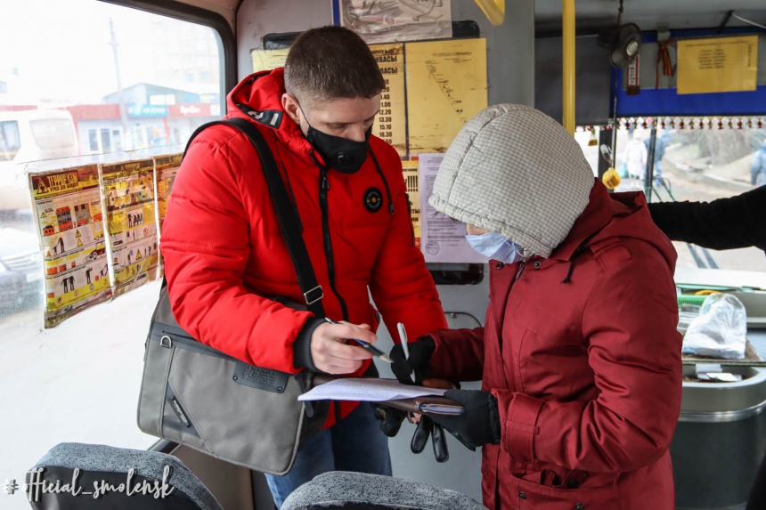 В Смоленске в общественном транспорте проверяют соблюдение масочного режима 
