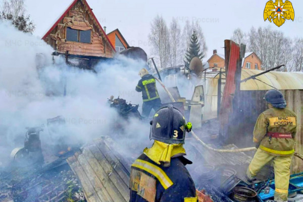 В Смоленском районе сгорела хозпостройка