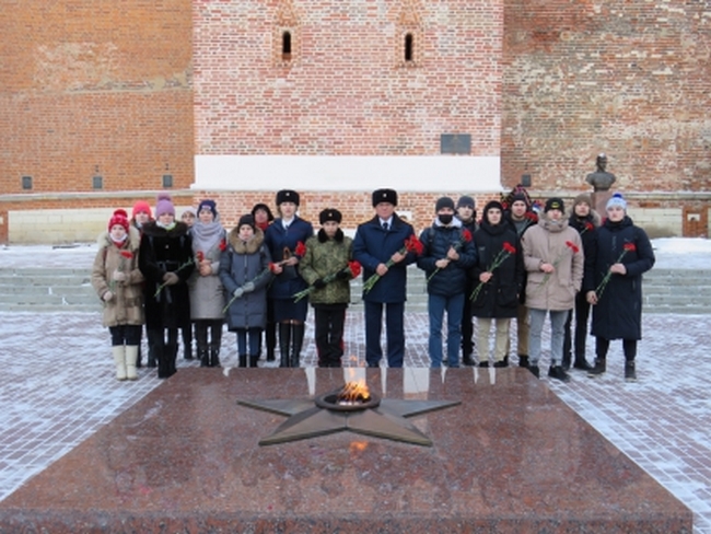 Смоленские следователи вместе с детьми из подшефных учреждений почтили память Героев Отечества