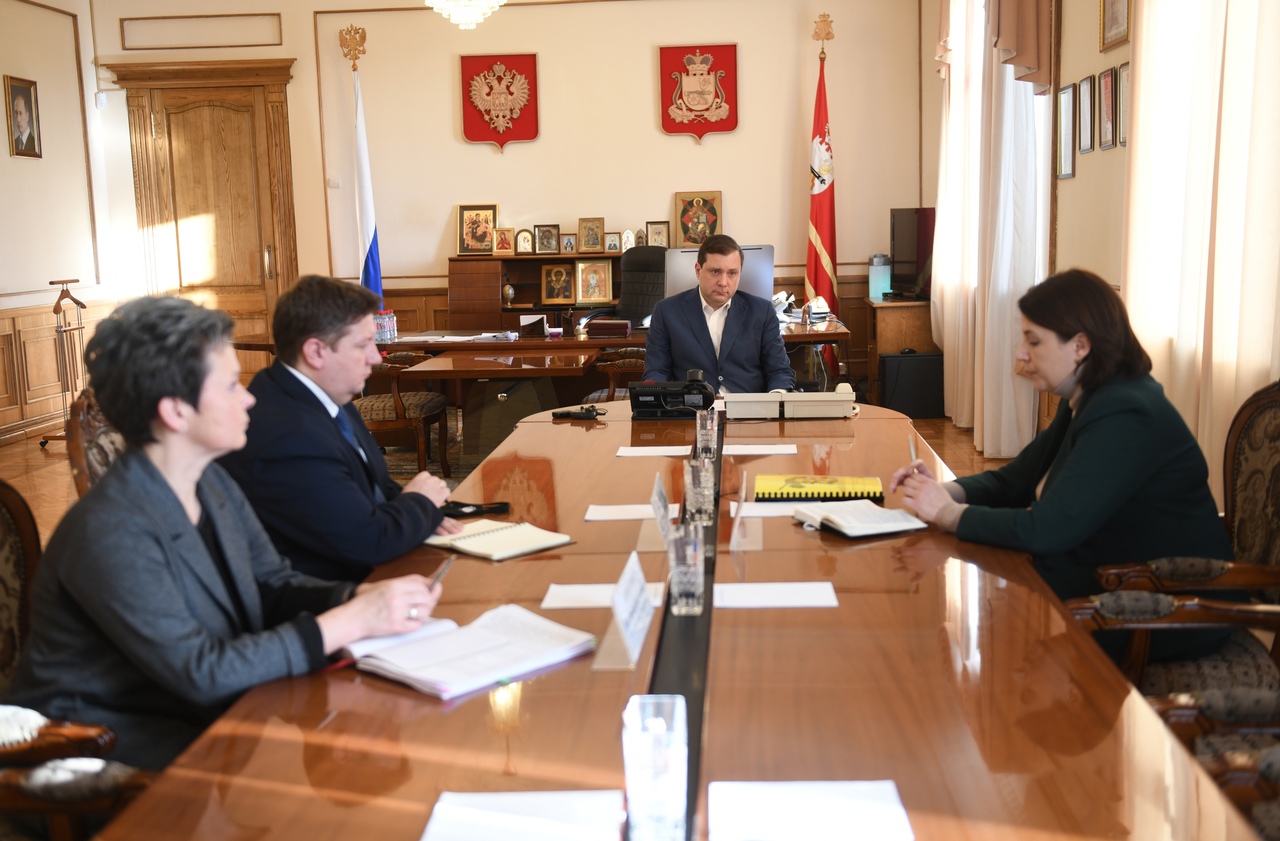 Губернатор Алексей Островский провёл рабочую встречу с главой Гагаринского района Полиной Хомайко 