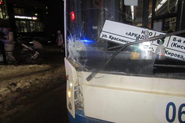В Смоленске на улице Попова троллейбус сбил человека