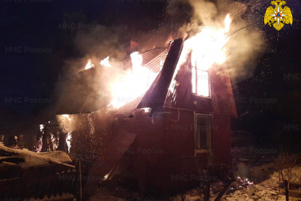 В Смоленской области при пожаре в жилом доме погибли два человека