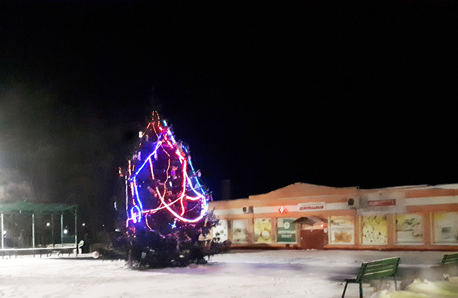 Новогодняя ёлка украсила центральную площадь посёлка Монастырщина