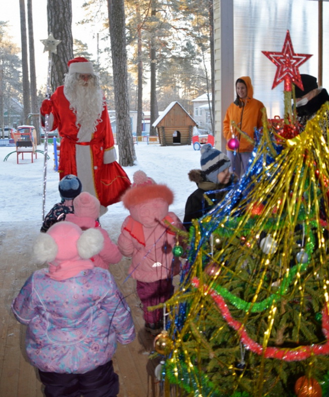 В Смоленске Полицейский Дед Мороз поздравил малышей из подшефного учреждения 