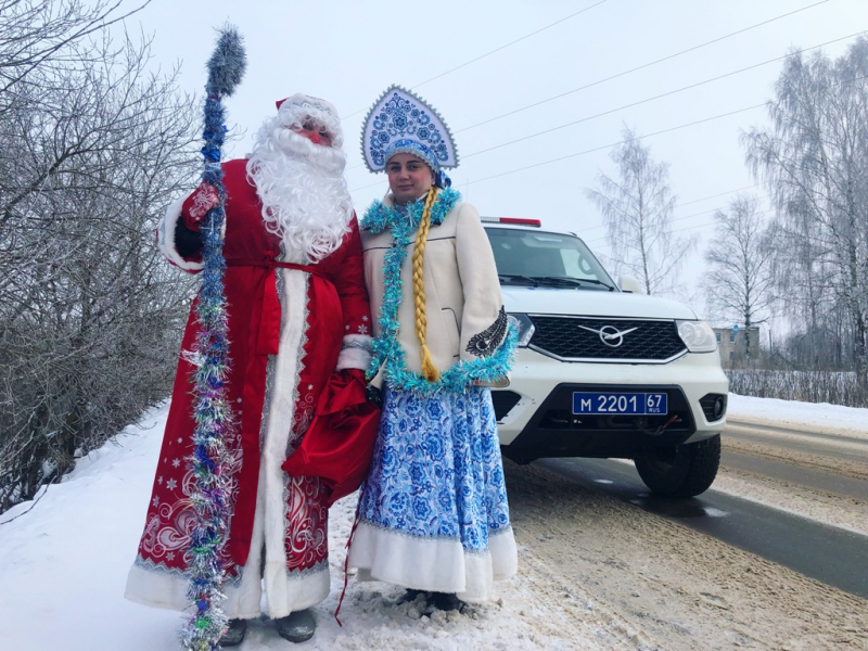 В Монастырщине госавтоинспекторы приняли участие в акции «Полицейский Дед Мороз»