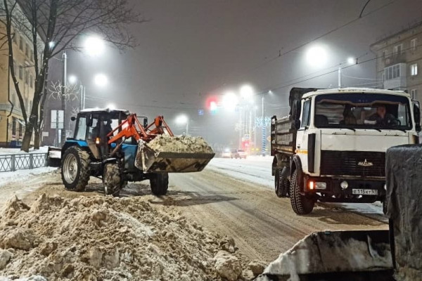 Коммунальщики расчищают улицы Смоленска после снегопада