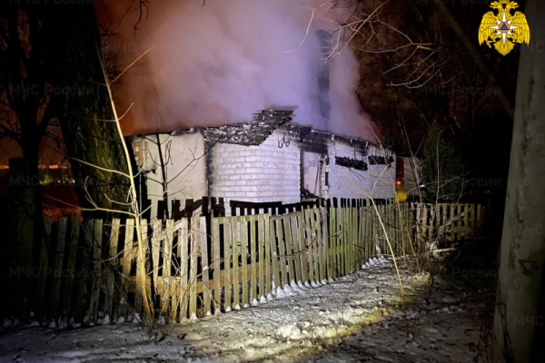 При пожаре в поселке Серебрянка в Смоленске погиб человек